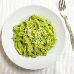Makaron z pesto bazyliowym , parmezan 