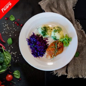Filet drobiowy  zapiekany z pomidorem i mozzarelą, puree, pomidor z cebulką