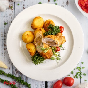Kotlet po szwajcarsku/ziemniaki pieczone/ biała kapusta