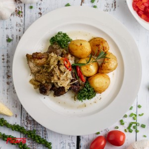 Świeżonka wieprzowa z ziemniakami pieczonymi, ogórek kiszony
