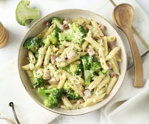 Makaron w sosie brokułowym  , parmezan 